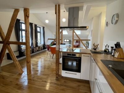 Ruhige zentrale Dachgeschosswohnung mit Eichendielen, möbliert, großzügiger Grundriss