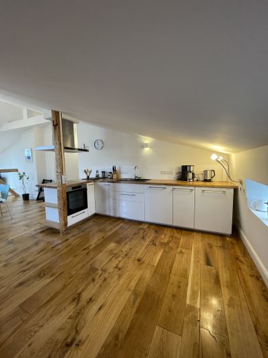 Ruhige zentrale Dachgeschosswohnung mit Eichendielen, möbliert, großzügiger Grundriss