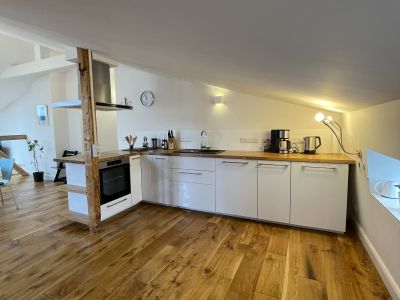 Ruhige zentrale Dachgeschosswohnung mit Eichendielen, möbliert, großzügiger Grundriss