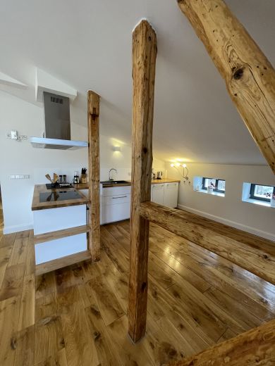 Ruhige zentrale Dachgeschosswohnung mit Eichendielen, möbliert, großzügiger Grundriss