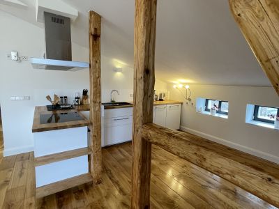 Ruhige zentrale Dachgeschosswohnung mit Eichendielen, möbliert, großzügiger Grundriss