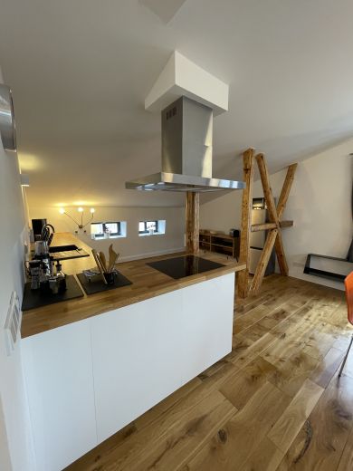 Ruhige zentrale Dachgeschosswohnung mit Eichendielen, möbliert, großzügiger Grundriss