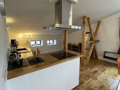 Ruhige zentrale Dachgeschosswohnung mit Eichendielen, möbliert, großzügiger Grundriss