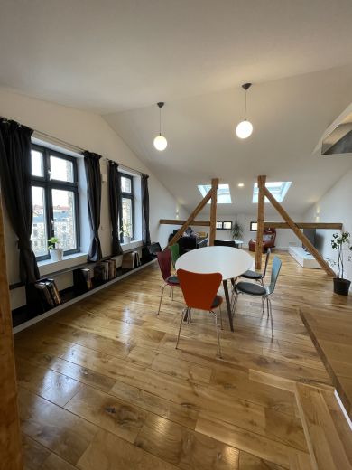 Ruhige zentrale Dachgeschosswohnung mit Eichendielen, möbliert, großzügiger Grundriss