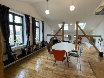 Ruhige zentrale Dachgeschosswohnung mit Eichendielen, möbliert, großzügiger Grundriss