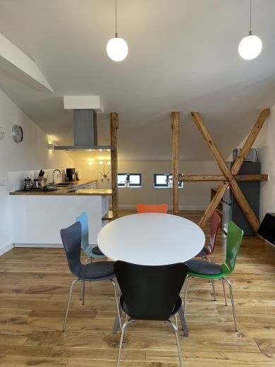 Ruhige zentrale Dachgeschosswohnung mit Eichendielen, möbliert, großzügiger Grundriss