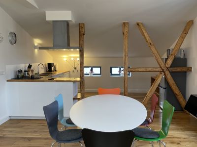 Ruhige zentrale Dachgeschosswohnung mit Eichendielen, möbliert, großzügiger Grundriss