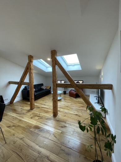 Ruhige zentrale Dachgeschosswohnung mit Eichendielen, möbliert, großzügiger Grundriss