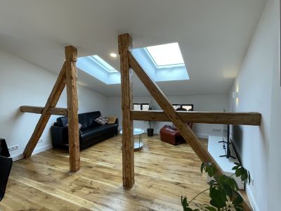 Ruhige zentrale Dachgeschosswohnung mit Eichendielen, möbliert, großzügiger Grundriss