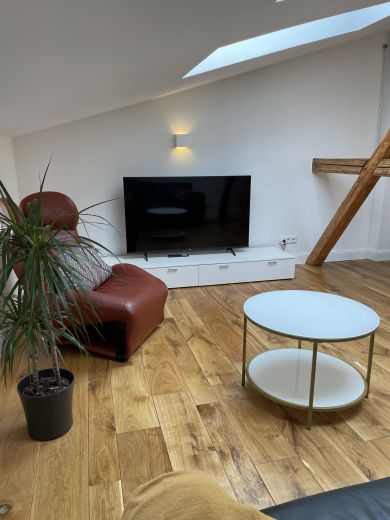 Ruhige zentrale Dachgeschosswohnung mit Eichendielen, möbliert, großzügiger Grundriss