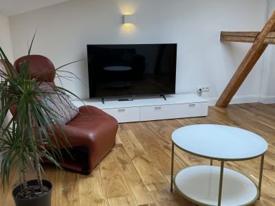 Ruhige zentrale Dachgeschosswohnung mit Eichendielen, möbliert, großzügiger Grundriss