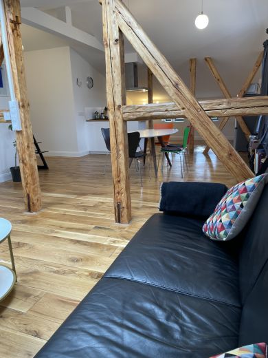 Ruhige zentrale Dachgeschosswohnung mit Eichendielen, möbliert, großzügiger Grundriss