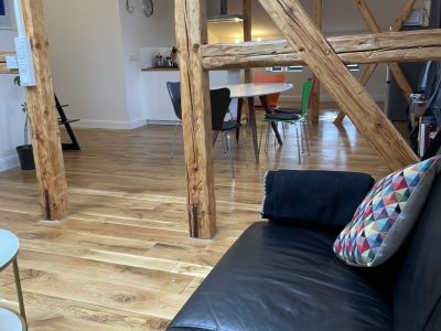 Ruhige zentrale Dachgeschosswohnung mit Eichendielen, möbliert, großzügiger Grundriss