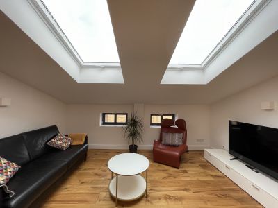 Ruhige zentrale Dachgeschosswohnung mit Eichendielen, möbliert, großzügiger Grundriss