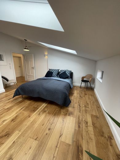 Ruhige zentrale Dachgeschosswohnung mit Eichendielen, möbliert, großzügiger Grundriss