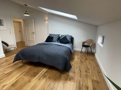 Ruhige zentrale Dachgeschosswohnung mit Eichendielen, möbliert, großzügiger Grundriss