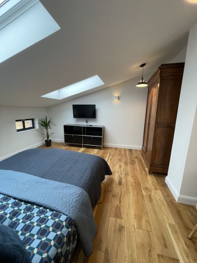 Ruhige zentrale Dachgeschosswohnung mit Eichendielen, möbliert, großzügiger Grundriss