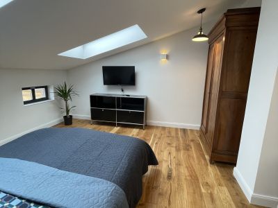 Ruhige zentrale Dachgeschosswohnung mit Eichendielen, möbliert, großzügiger Grundriss