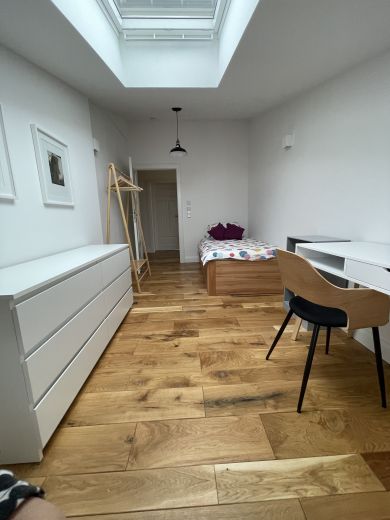 Ruhige zentrale Dachgeschosswohnung mit Eichendielen, möbliert, großzügiger Grundriss