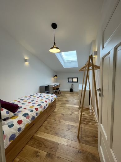 Ruhige zentrale Dachgeschosswohnung mit Eichendielen, möbliert, großzügiger Grundriss