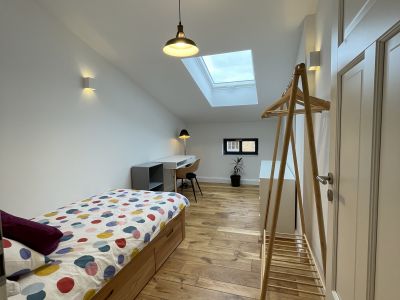 Ruhige zentrale Dachgeschosswohnung mit Eichendielen, möbliert, großzügiger Grundriss