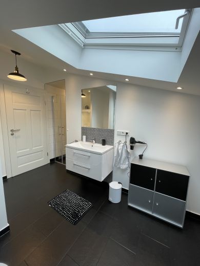 Ruhige zentrale Dachgeschosswohnung mit Eichendielen, möbliert, großzügiger Grundriss