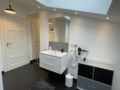 Ruhige zentrale Dachgeschosswohnung mit Eichendielen, möbliert, großzügiger Grundriss