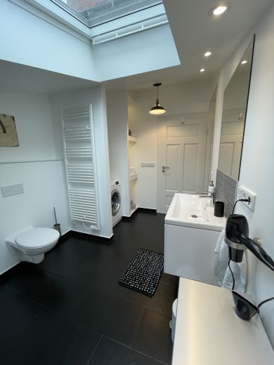 Ruhige zentrale Dachgeschosswohnung mit Eichendielen, möbliert, großzügiger Grundriss