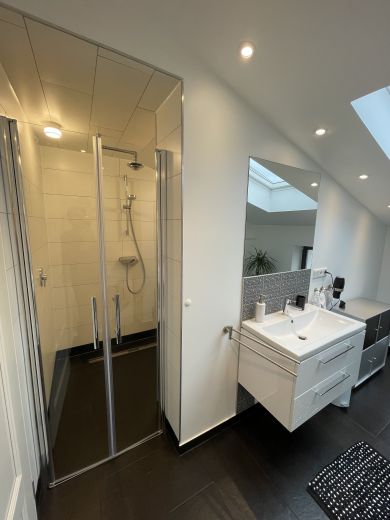 Ruhige zentrale Dachgeschosswohnung mit Eichendielen, möbliert, großzügiger Grundriss