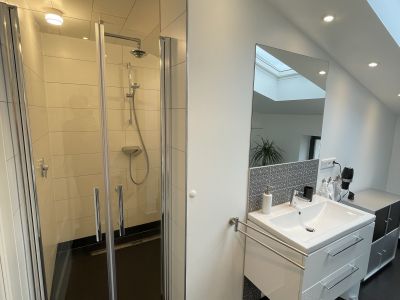 Ruhige zentrale Dachgeschosswohnung mit Eichendielen, möbliert, großzügiger Grundriss