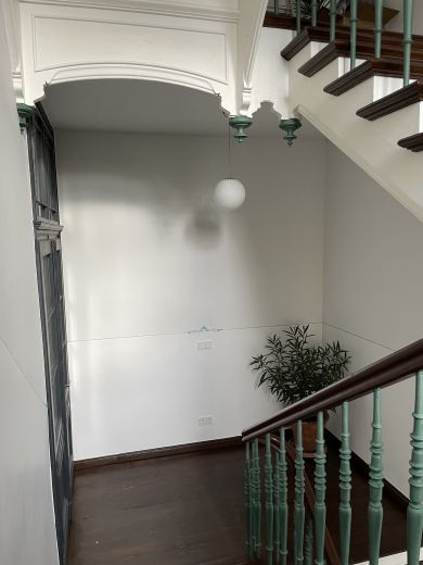 Ruhige zentrale Dachgeschosswohnung mit Eichendielen, möbliert, großzügiger Grundriss