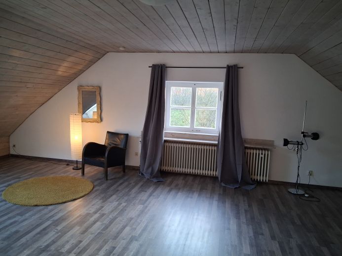 Dachgeschosswohnung in gr&uuml;ner Oase