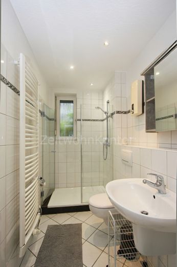 Schick modern, ruhig und zentral, mit Balkon und Garten!