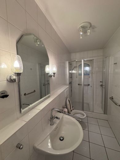 Ruhige Lage - Sehr gute Verbindung A6/A8/A1