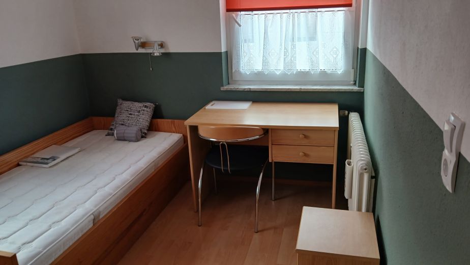 M&ouml;bliertes Zimmer,  405 Euro Warmmiete, Dusche,  WC , separater Eingang,  ruhige Lage