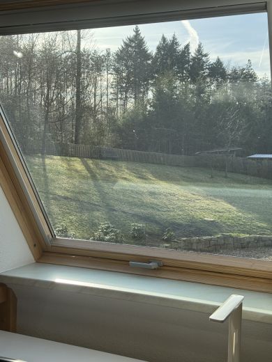 Hochwertige Wohnung voll m&ouml;bliert mit Kamin l&auml;ndlich gelegen mit Top Verkehrsanbindung