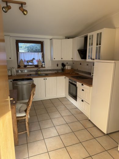 Hochwertige Wohnung voll m&ouml;bliert mit Kamin l&auml;ndlich gelegen mit Top Verkehrsanbindung