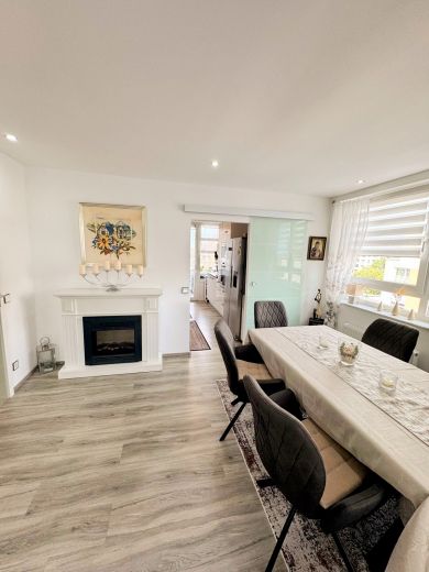 Renovierte 3-Zimmer-Wohnung mit Balkon und Loggia mit Weitblick!