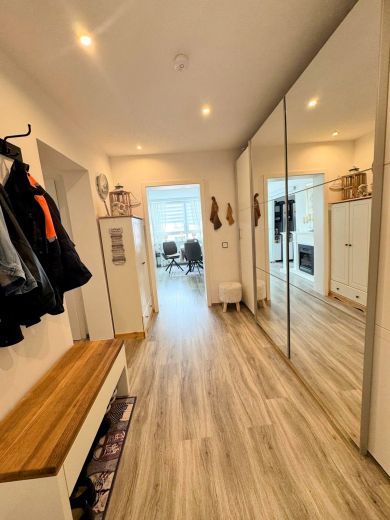 Renovierte 3-Zimmer-Wohnung mit Balkon und Loggia mit Weitblick!