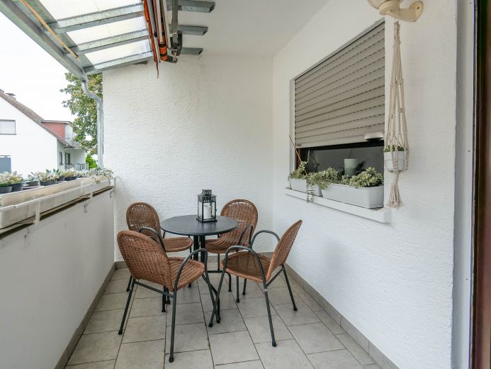 Voll m&ouml;blierte helle 3-Zimmer-Wohnung mit Balkon in Obertshausen