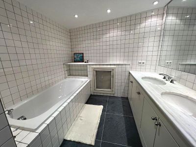 Gediegene 2,5 Zimmer Wohnung mit Garage im Haus in bester Lage in D&uuml;sseltal!