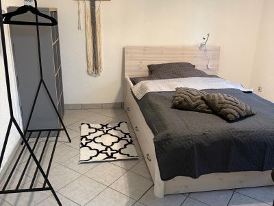 Helle 2-Zimmer-Wohnung (50qm) mit eigenem Hauseingang & Gartenmitbenutzung Kurzzeitvermietung <12 Monate