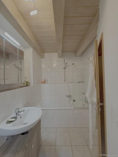 Gro&szlig;z&uuml;gige Wohnung mit Terrasse, Garten und Autostellplatz in Kolbermoor