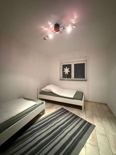 Stilvoller m&ouml;blierter Splitlevel-Bungalow mit Garten