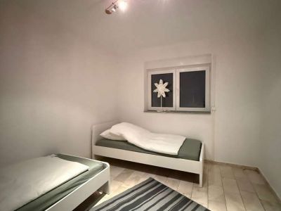 Stilvoller m&ouml;blierter Splitlevel-Bungalow mit Garten