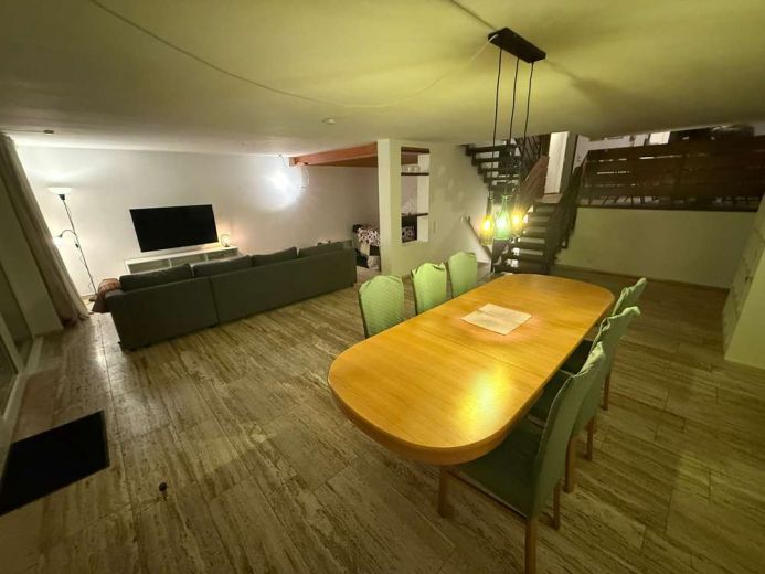 Stilvoller m&ouml;blierter Splitlevel-Bungalow mit Garten