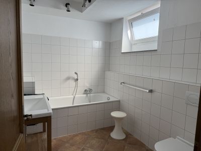 Stilvoller m&ouml;blierter Splitlevel-Bungalow mit Garten