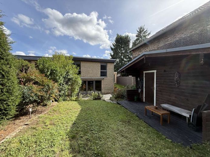 Stilvoller m&ouml;blierter Splitlevel-Bungalow mit Garten