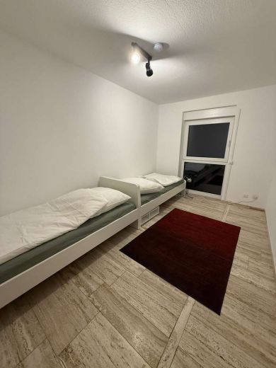 Stilvoller m&ouml;blierter Splitlevel-Bungalow mit Garten