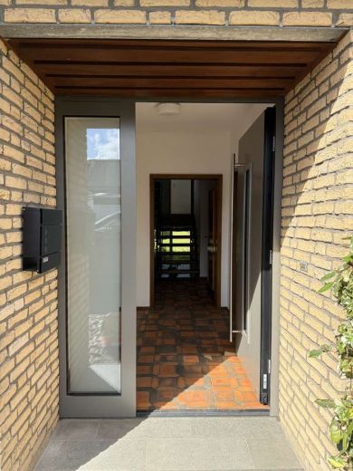 Stilvoller m&ouml;blierter Splitlevel-Bungalow mit Garten